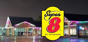 un cartello che dice super di fronte a un edificio di Super 8 by Wyndham Spruce Grove a Spruce Grove