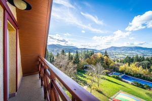 un balcone di una casa con vista sulle montagne di Hotel Sluníčko a Ostravice