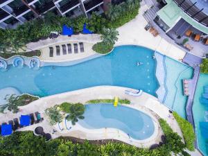 een uitzicht over een zwembad in een resort bij Centara Life Maris Resort Jomtien in Jomtien Beach