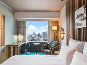 Swissotel Nankai Osaka tesisinde bir odada yatak veya yataklar