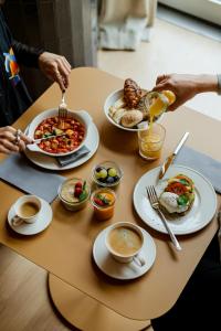 uma mesa com pratos de comida em PURO Kraków Kazimierz na Cracóvia