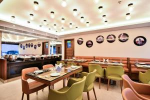 un restaurante con mesas, sillas y una barra en SureStay by Best Western Heritage Walk, en Amritsar