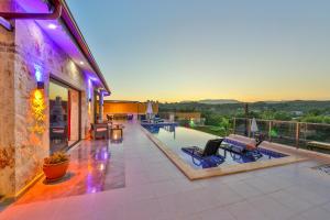 ein Haus mit einer Terrasse mit einem Pool in der Unterkunft Villa Isında konağı in Kaş