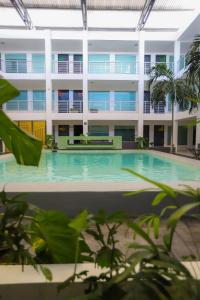 une piscine vide dans un bâtiment avec des plantes dans l'établissement TRYP by Wyndham Chetumal, à Chetumal