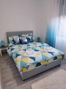 Una cama o camas en una habitación de SAMI APARTMAN