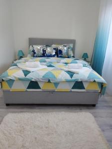 Una cama o camas en una habitación de SAMI APARTMAN