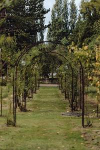 En hage utenfor Les Manoirs des Portes de Deauville - Small Luxury Hotel Of The World