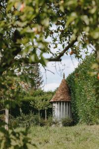 En hage utenfor Les Manoirs des Portes de Deauville - Small Luxury Hotel Of The World