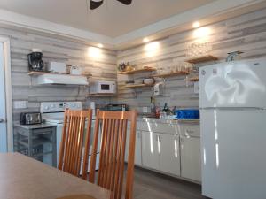 A kitchen or kitchenette at Auberge Jeunesse à Loulou