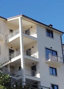 un edificio de apartamentos blanco con balcones. en Casa da Forja, en Aldeia das Dez