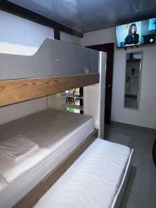 una camera con 2 letti a castello e una TV di Cabaña confortable y familiar a Coveñas