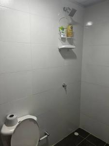 bagno bianco con servizi igienici e mensola di Cabaña confortable y familiar a Coveñas