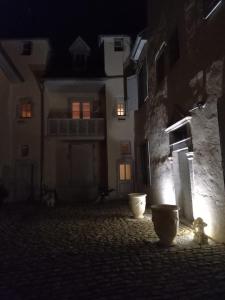 um beco escuro com duas casas de banho em frente a um edifício em Les Meublés du Colombier em Lons-le-Saunier