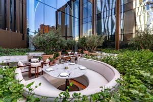 un ristorante all'ultimo piano di un edificio con tavoli e sedie di The Dubai EDITION a Dubai