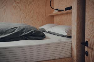 twee bedden met kussens in een kamer bij Cabane Urbaine 1 - centre in Namen