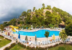 Bazén v ubytování MIRAMOR HOTEL & Spa - ULTRA ALL INCLUSIVE nebo v jeho okolí