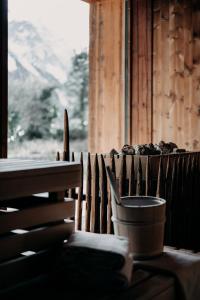 uma janela com um vaso numa mesa ao lado de uma cerca em Alpenappartements Cristall em Ehrwald