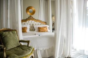 Rúm í herbergi á Carmo's Boutique Hotel - Small Luxury Hotels of the World