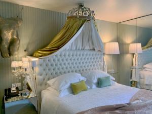 Rúm í herbergi á Carmo's Boutique Hotel - Small Luxury Hotels of the World