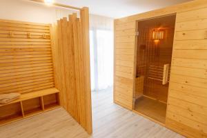 baño con sauna con pared de madera en Ericeira Surf Apartments, en Ericeira