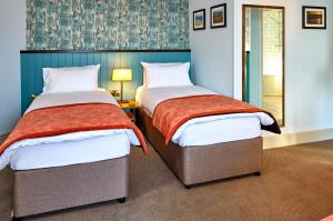 Tempat tidur dalam kamar di Anglesey Arms Hotel