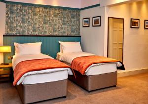 Tempat tidur dalam kamar di Anglesey Arms Hotel