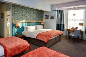 Tempat tidur dalam kamar di Anglesey Arms Hotel