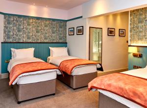 Tempat tidur dalam kamar di Anglesey Arms Hotel