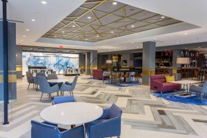 un hall avec des tables et des chaises dans un bâtiment dans l'établissement Marriott Providence Downtown, à Providence