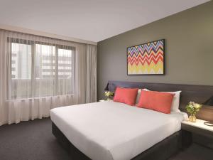 Giường trong phòng chung tại Adina Apartment Hotel Sydney Airport