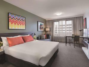 Giường trong phòng chung tại Adina Apartment Hotel Sydney Airport