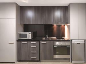 Una cocina o kitchenette en Adina Apartment Hotel Sydney Airport