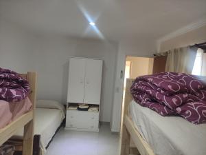 Una cama o camas en una habitación de Belgrano 658 Nqn - Piso 1 Dto 2