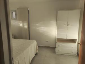 Una cama o camas en una habitación de Belgrano 658 Nqn - Piso 1 Dto 2