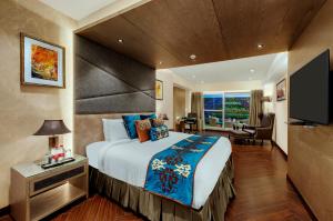 מיטה או מיטות בחדר ב-Marina- Shimla First Designer Boutique Hotel