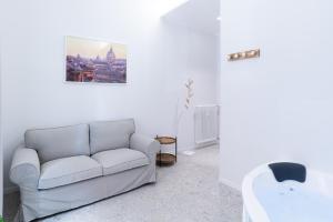 salon z kanapą i zdjęciem na ścianie w obiekcie White Home Suite and Rooms w Rzymie