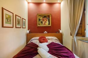 een slaapkamer met een bed met handdoeken erop bij Villa San Donato B&B in Lucca