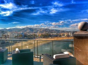 - un balcon offrant une vue sur la ville dans l'établissement Hotel Boutique La Mar - Adults Only, à Peñíscola