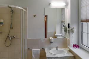 bagno con lavandino e doccia di Focus Hotel Szczecin a Stettino