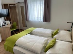 Tempat tidur dalam kamar di Hotel Garni Ilys Inn