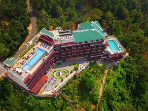 widok na hotel z basenem w obiekcie The Panoramic Getaway w mieście Munnar