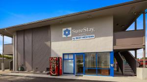 un edificio con un museo de ensayo de combustible de sinergia en SureStay Hotel by Best Western Findlay, en Findlay