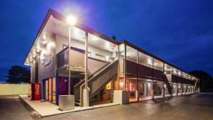 un edificio con una luz de la calle a un lado en SureStay Hotel by Best Western Findlay, en Findlay