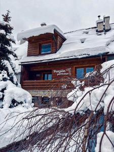 domek z bali i śniegiem w obiekcie Penzion pod Brehom w Tierchowej