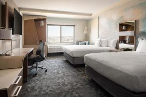 Cama ou camas em um quarto em Courtyard by Marriott Loveland Fort Collins