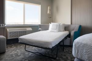 Cama ou camas em um quarto em Courtyard by Marriott Loveland Fort Collins