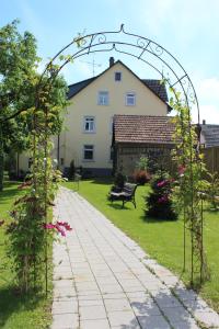 Un jardín fuera de Hotel Sunnegässle