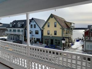 een balkon met uitzicht op de stad bij Kennedy House in Saint Andrews