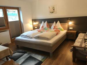 een slaapkamer met een groot bed met kussens erop bij Appartement Anja in Fügen