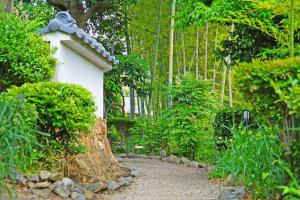 横滨日本庭園古民家　飯田屋　Traditional experience iidayajapan的一座带房子和砾石路的花园